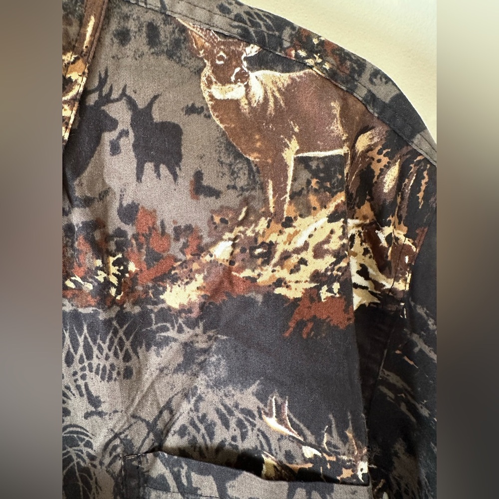 Rugged Earth Outfitters Men’s Size M Long Sleeve Button Up Deer Hunt Theme Shirt - Picture 4 of 5